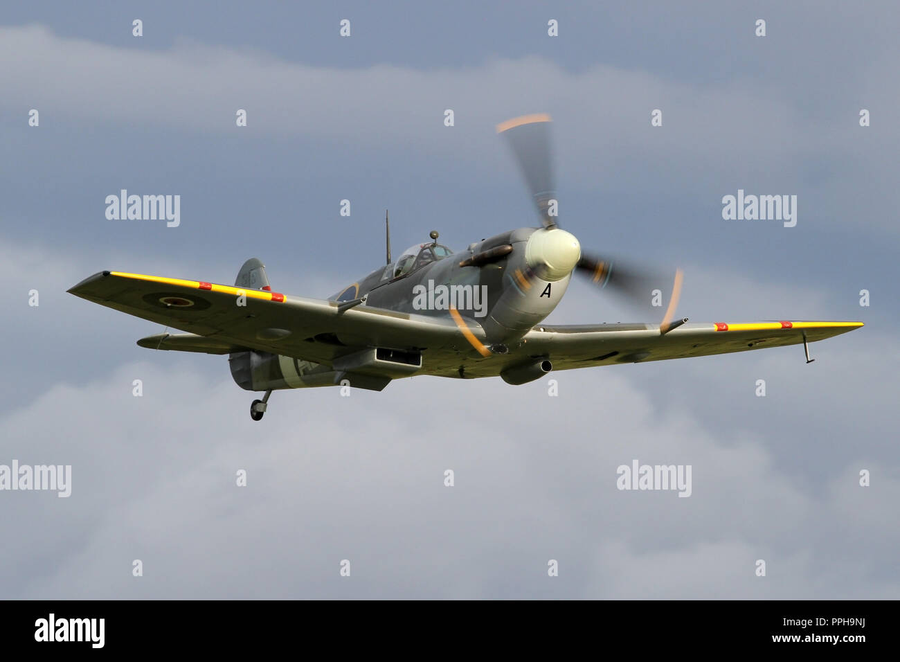 Spitfire Mk V qui décolle de l'aérodrome de Duxford pendant la bataille d'Angleterre de l'aéronautique. Banque D'Images