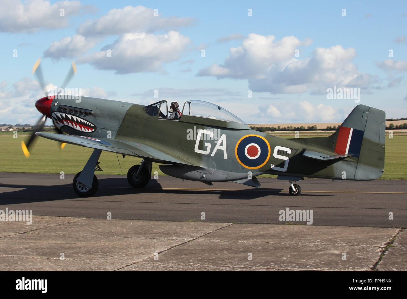 La Norwegian exploité P-51D Mustang exploité dans les marquages au sol de la RAF après un affichage de l'air de Duxford, Cambridgeshire. Banque D'Images