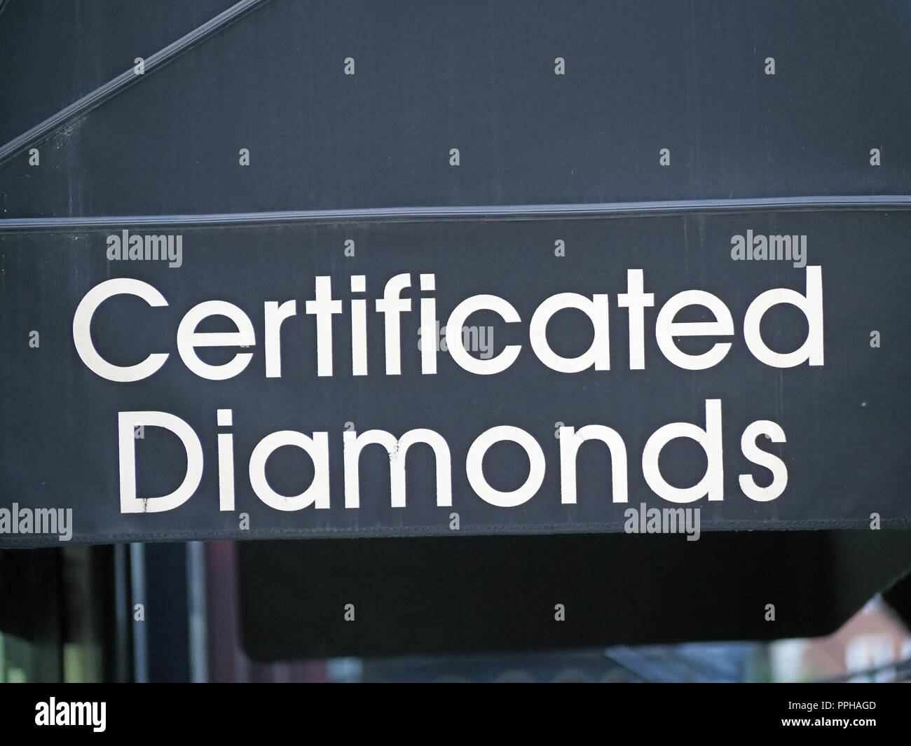 Vue rapprochée d'un signe extérieur de la pendaison de diamants bijoux boutiques dans Hatton Garden London UK Banque D'Images