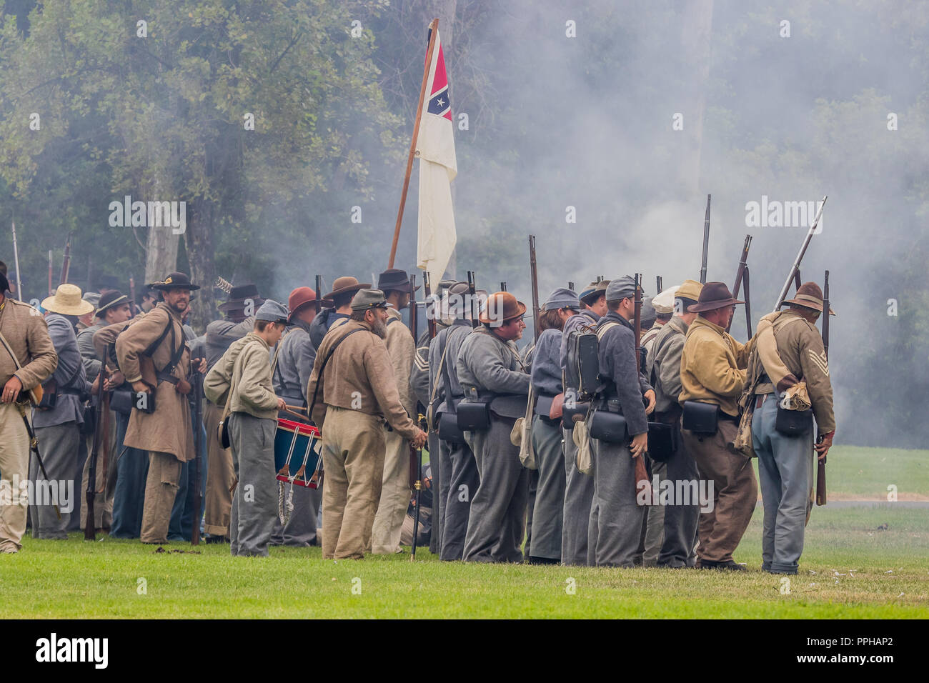 Scène de bataille l'armée des Confédérés à la guerre de Sécession en reconstitution Huntington Beach Californie USA Banque D'Images