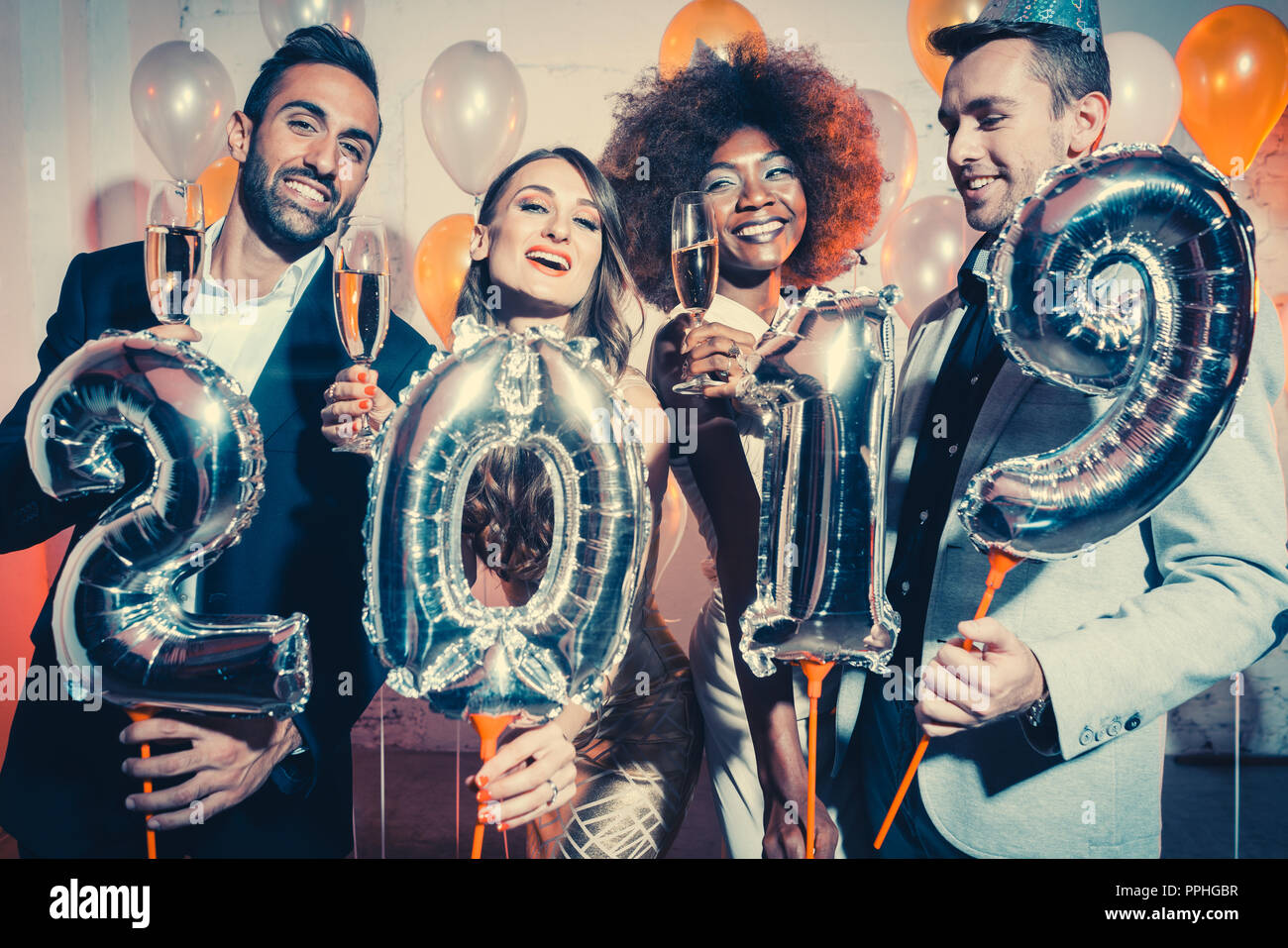 Party People les femmes et les hommes célébrant le nouvel an 2019 Banque D'Images