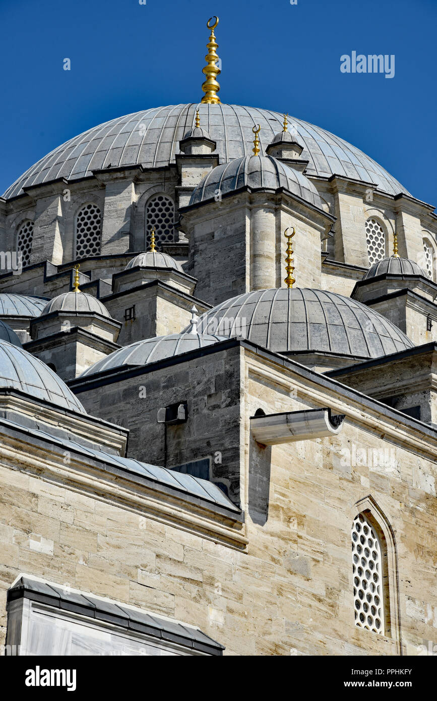 La belle façade de la Mosquée Fatih baigne dans la chaleur intense de la journée, Istanbul, Turquie, l'Europe. Banque D'Images