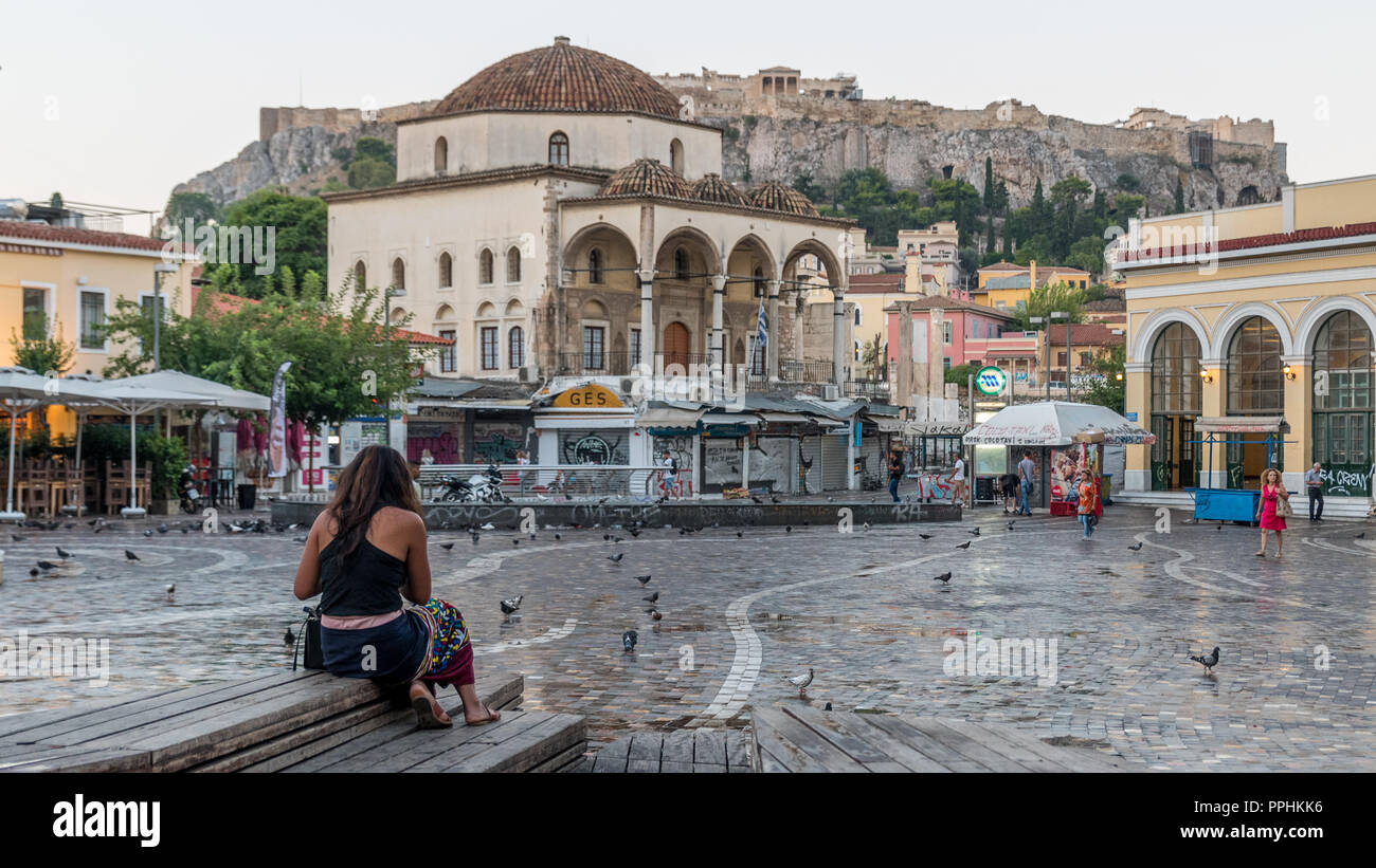 Athènes Grèce/Août 16, 2018 : vue sur la place avec l'Acropole en arrière-plan Banque D'Images