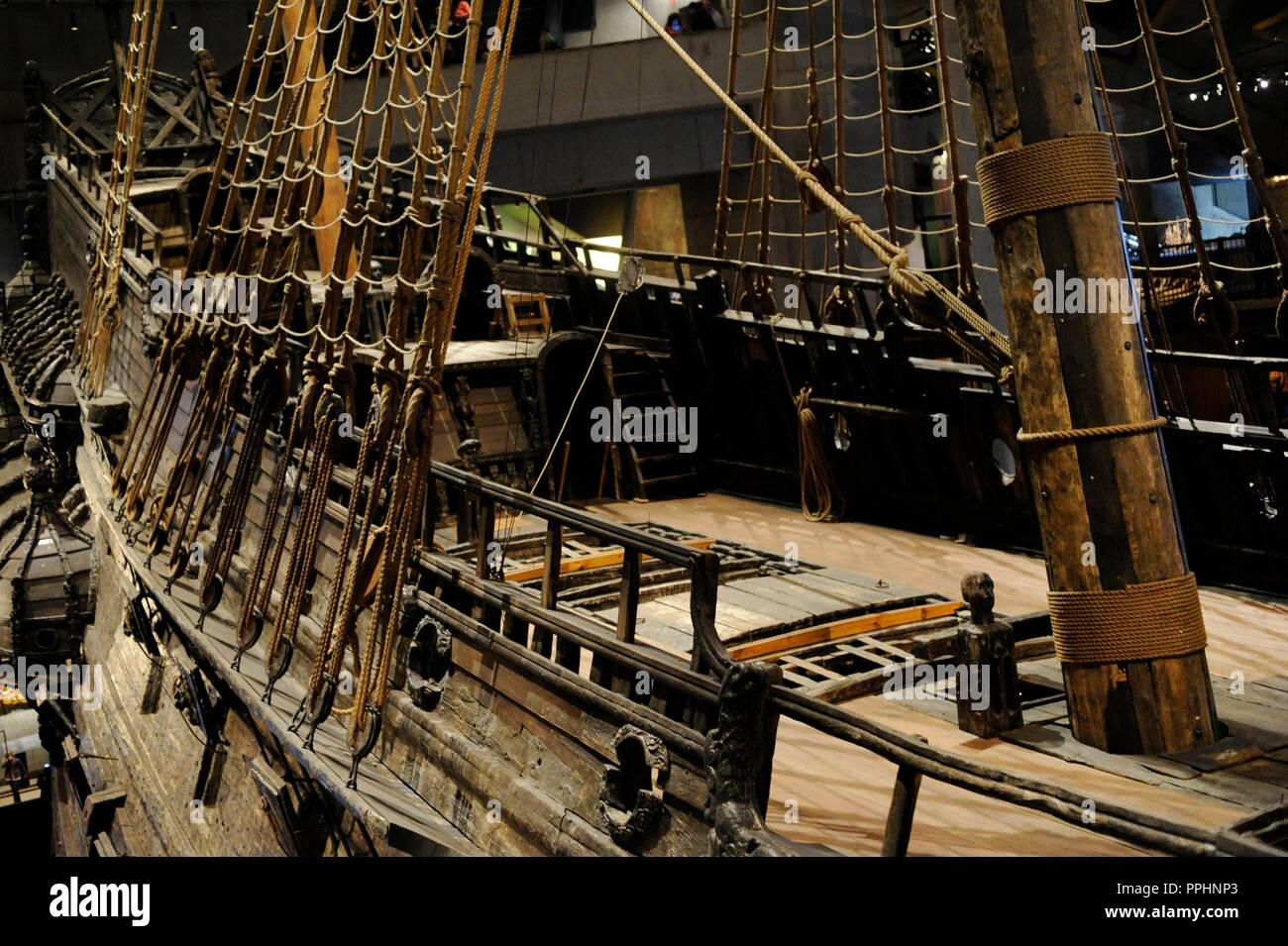 Warship Vasa. Construit à 1626-1628 à l'ordre du roi de Suède Gustave II Adolphe. Les moques de cadène, et haubans. Gunport. Musée Vasa. Stockholm. La Suède. Banque D'Images