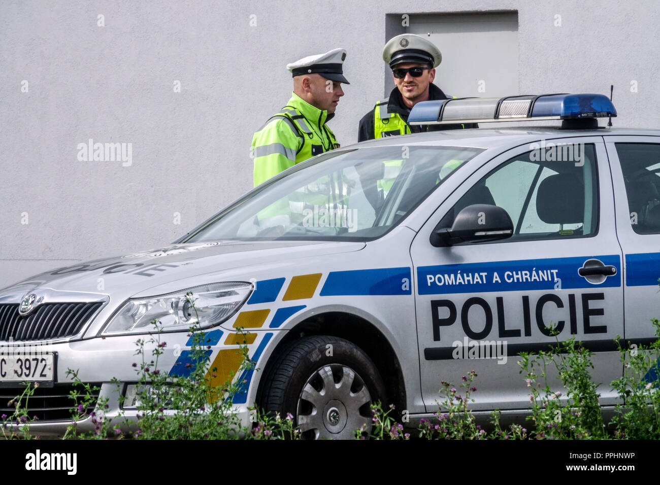 Policiers tchèques en uniforme dans les rues de Prague, République tchèque Banque D'Images