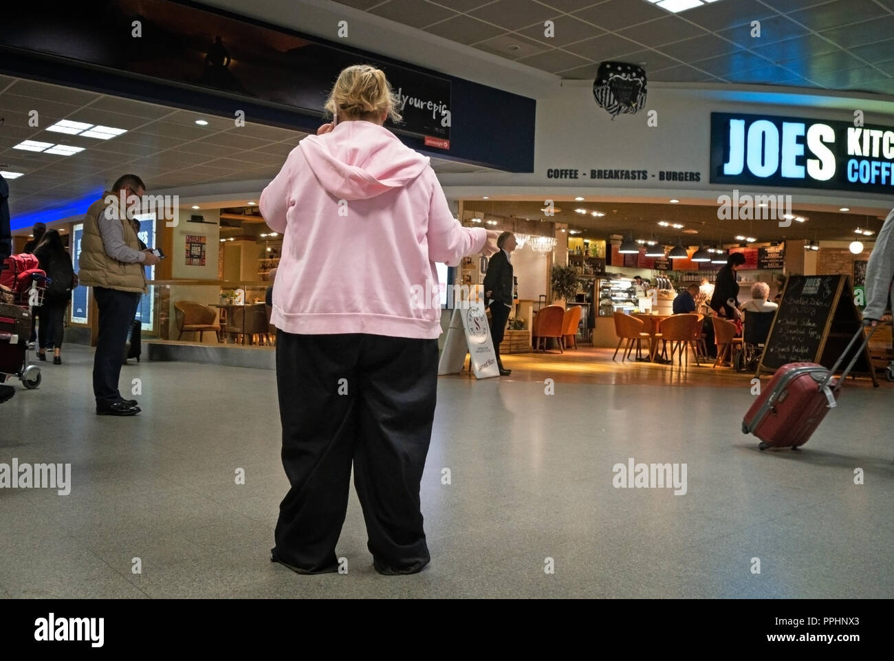 L'Aéroport International de Manchester à T1 avec hall d'arrivée de passagers à l'arrivée Banque D'Images