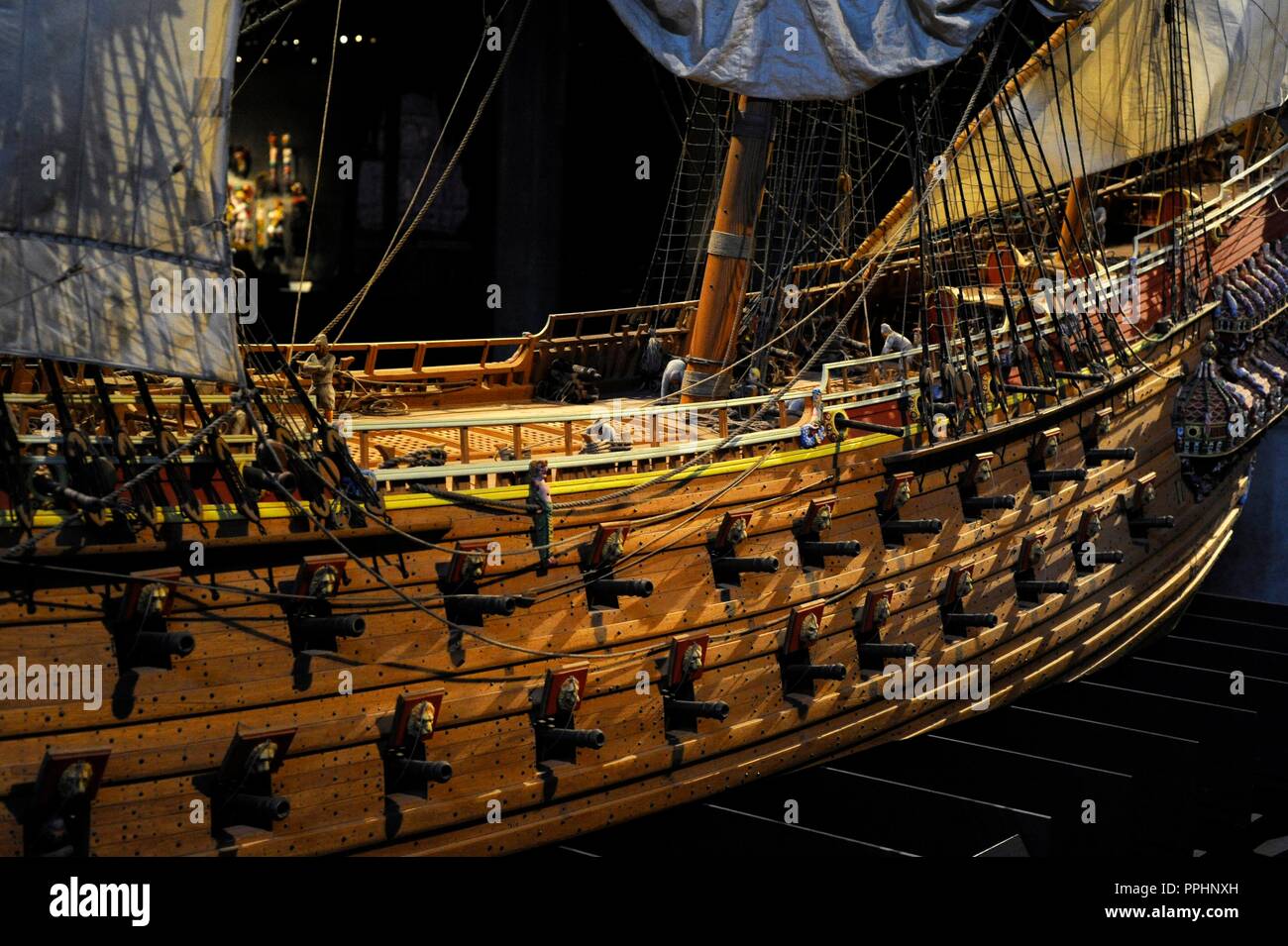 Warship Vasa. Construite entre 1626-1628. L'échelle 1:10. Dix voiles ensemble. C'est 6,93 m de long et 4,75 m de haut. Cannonry. Détail. Stockholm. La Suède. Musée Vasa. Banque D'Images