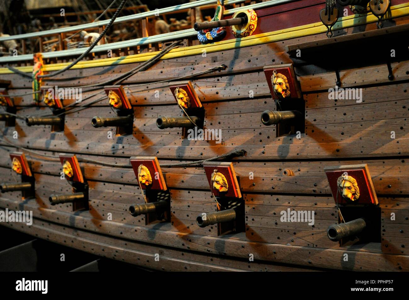 Warship Vasa. Construite entre 1626-1628. L'échelle 1:10. Dix voiles ensemble. C'est 6,93 m de long et 4,75 m de haut. Cannonry. Détail. Stockholm. La Suède. Musée Vasa. Banque D'Images