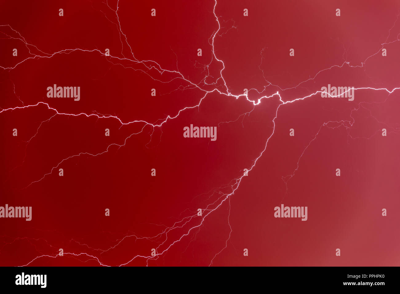 Dans un éclair rouge ciel. Banque D'Images