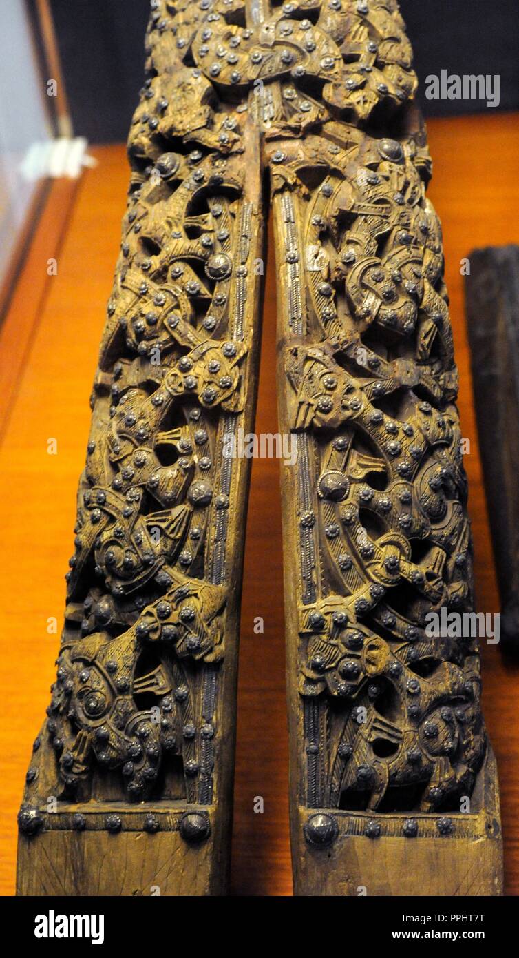 Vestiges d'un traîneau en bois, décorées avec des reliefs et des clous d'argent et de bronze. Trouvé dans la tombe du bateau d'Oseberg, la Norvège. 9e siècle. Viking Ship Museum. Oslo. La Norvège. Banque D'Images