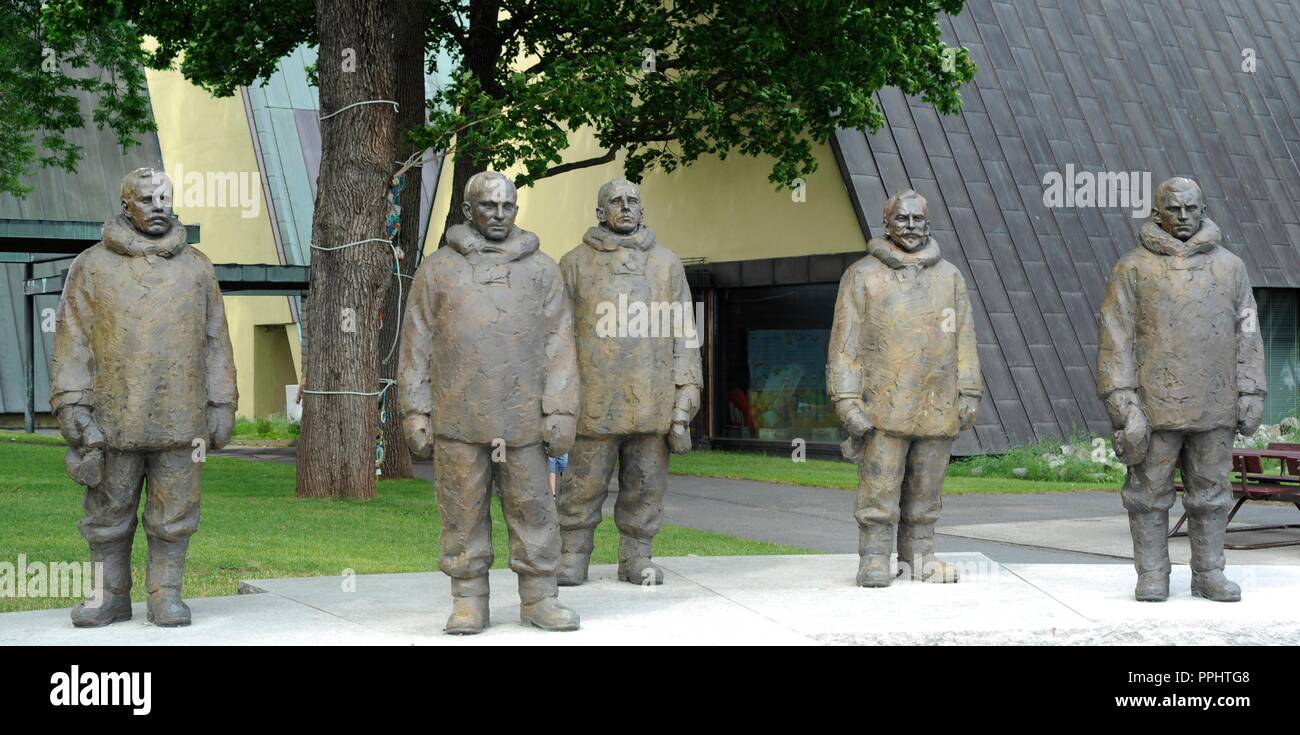 La Norvège. Oslo. Statues de la membres de la première expédition Pôle Sud (14 décembre 1911). Roald Amundsen (1872-1928), Olav Bjaaland (1873-1961), Oscar Wisting (1871-1936), Sverre Hassel (1876-1928) et Helmer Hanssen (1870-1956). Le bronze. De l'extérieur du Musée Maritime. Banque D'Images