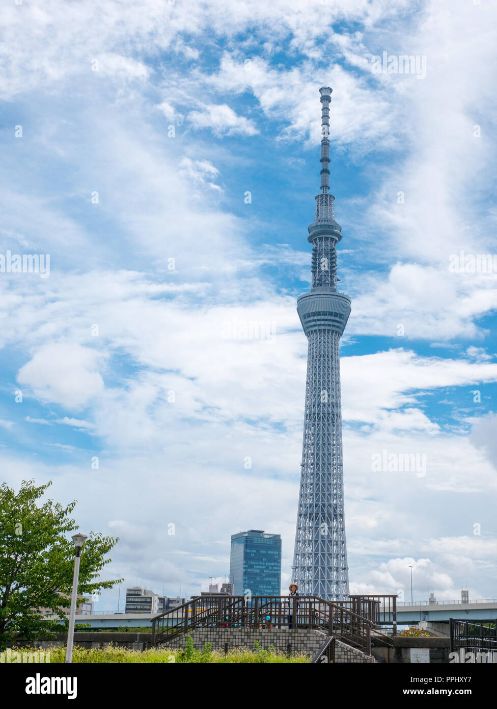 Tokyo, Japon - 9 septembre 2018 : tour Tokyo skytree bâtiment avec un ciel nuageux ciel bleu sur une chaude journée d'été Banque D'Images