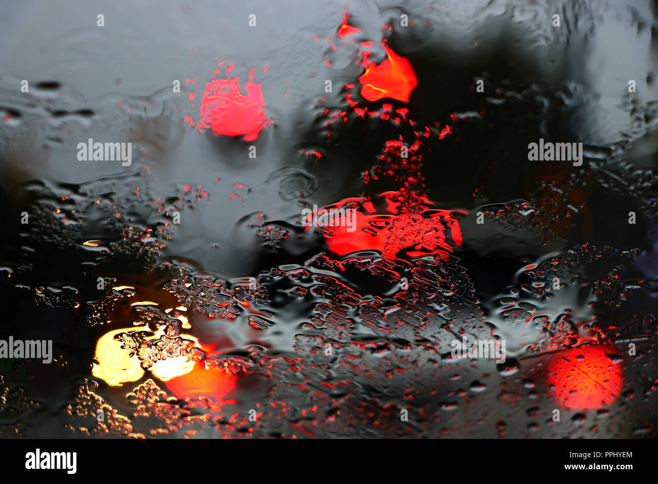 Couleurs à travers un pare-brise humide sur un jour de pluie Banque D'Images