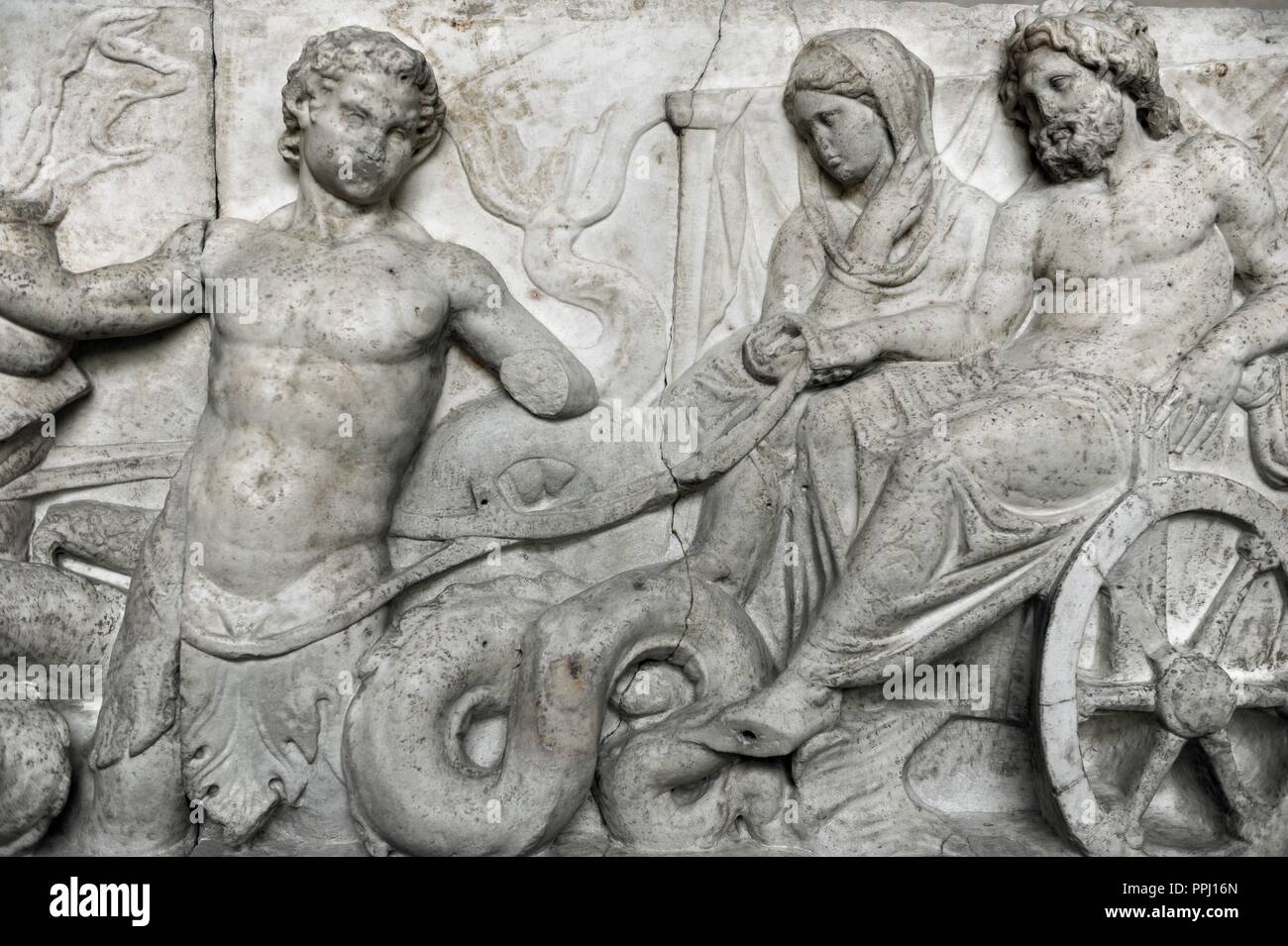 L'art romain Domitius Ahenobarbus d'autel ou ÒStatue AntoniusÓ Base de Marcus, le relief d'une frise monumentale statue de base du groupe. Pour le mariage thiasos mer de Poséidon et Amphitrite, 2e moitié du 2e siècle avant J.-C.. (Environ 150 avant J.-C.). Détail : Poséidon et Amphitrite dans la suite nuptiale, chariot tiré par deux Tritons jouant de la musique. (Panneau avant). Glyptothèque. Munich. L'Allemagne. Banque D'Images