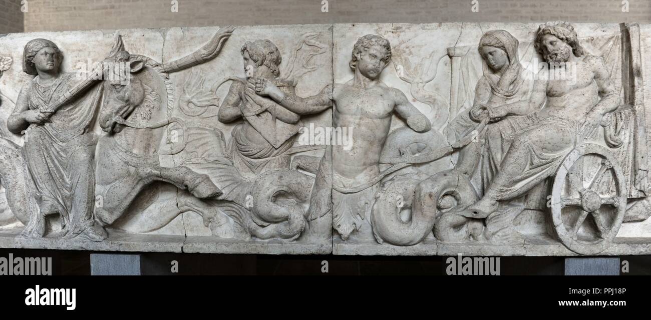 L'art romain Domitius Ahenobarbus d'autel ou ÒStatue AntoniusÓ Base de Marcus, le relief d'une frise monumentale statue de base du groupe. Pour le mariage thiasos mer de Poséidon et Amphitrite, 2e moitié du 2e siècle avant J.-C.. (Environ 150 avant J.-C.). Détail : Poséidon et Amphitrite dans la suite nuptiale, chariot tiré par deux Tritons jouant de la musique et Doris, mère d'Amphitrite, transportant deux flambeaux pour éclairer la procession ; Erotes (panneau avant). Glyptothèque. Munich. L'Allemagne. Banque D'Images