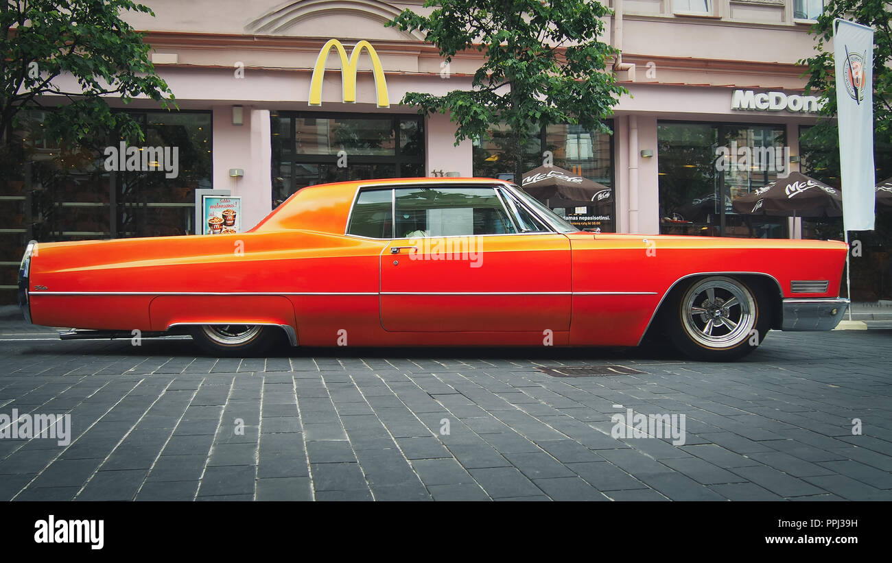 VILNIUS, LITUANIE-Juin 10, 2017 : 1967 Cadillac Calais Low Rider dans les rues de la ville. Banque D'Images
