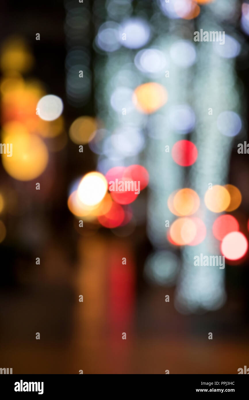 Image d'arrière-plan flou flou abstrait coloré de la rue de la ville des lumières dans la nuit Banque D'Images