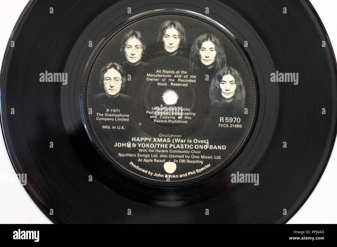 Enregistrement vintage, 45, single, John et Yoko Ono, la bande en plastique, Harry les cloches du). Centre de seul avec une photo chefs de John et Yoko. Banque D'Images