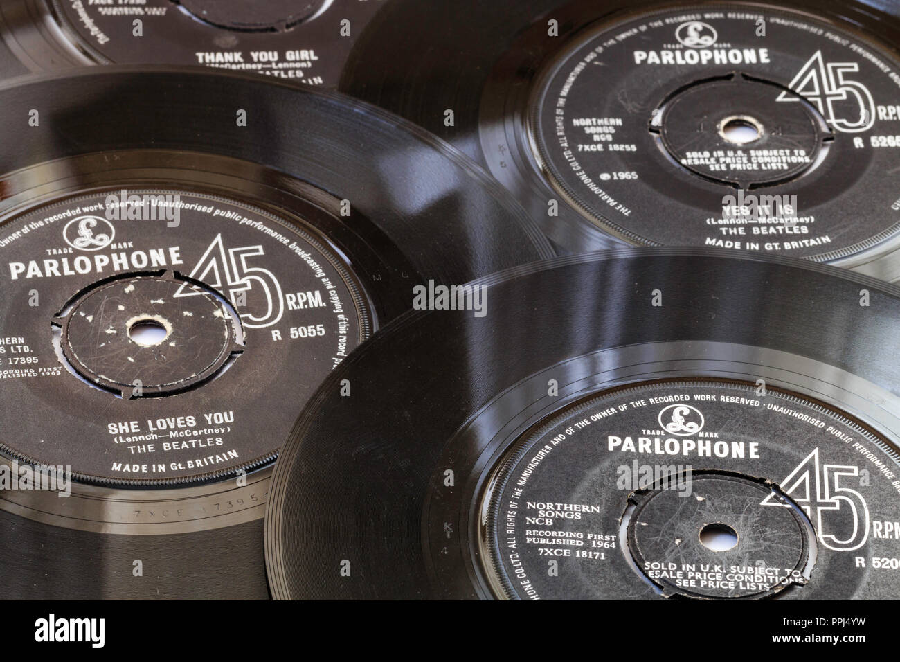 Quatre 45 tours, organisés. Les Beatles, au début des années 60, succès. Label Parlophone, "il vous aime, je me sens bien, oui, c'est' 'Merci Girl' Banque D'Images