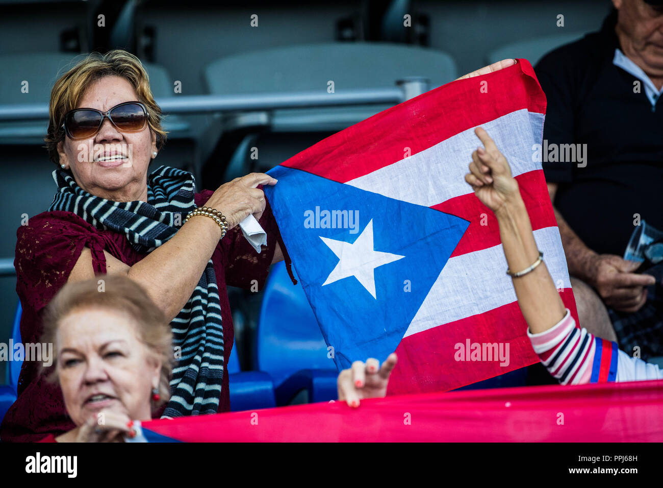 Aficionados de Puerto Rico. . Partido de beisbol de la Serie del Caribe con el Encuentro entre Caribes de Anzoátegui (de Venezuela contra los Criollos Banque D'Images