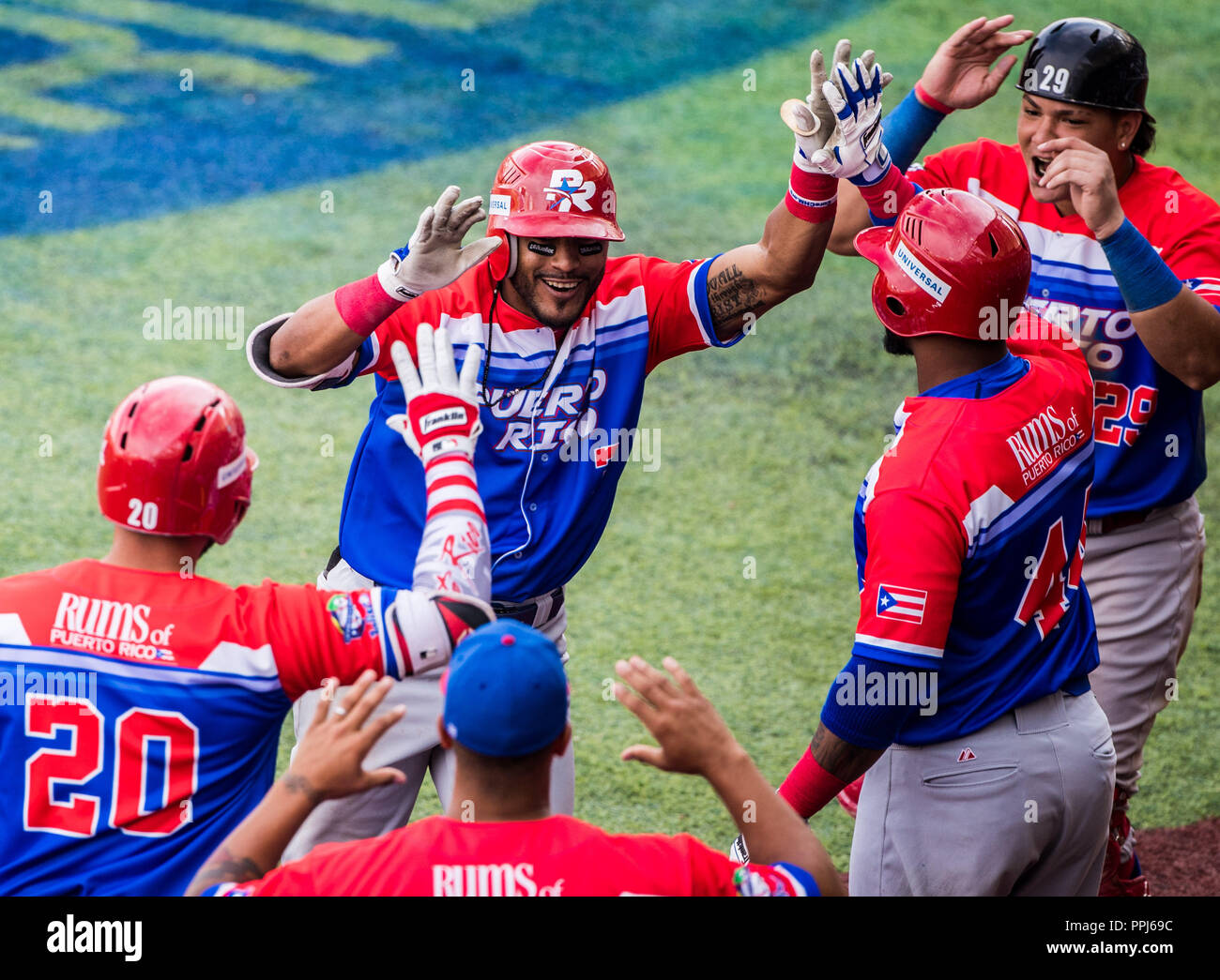 Jesmel Valentin de Porto Rico Homerun. . Partido de beisbol de la Serie del Caribe con el Encuentro entre Caribes de Anzoátegui (de Venezuela contra Banque D'Images