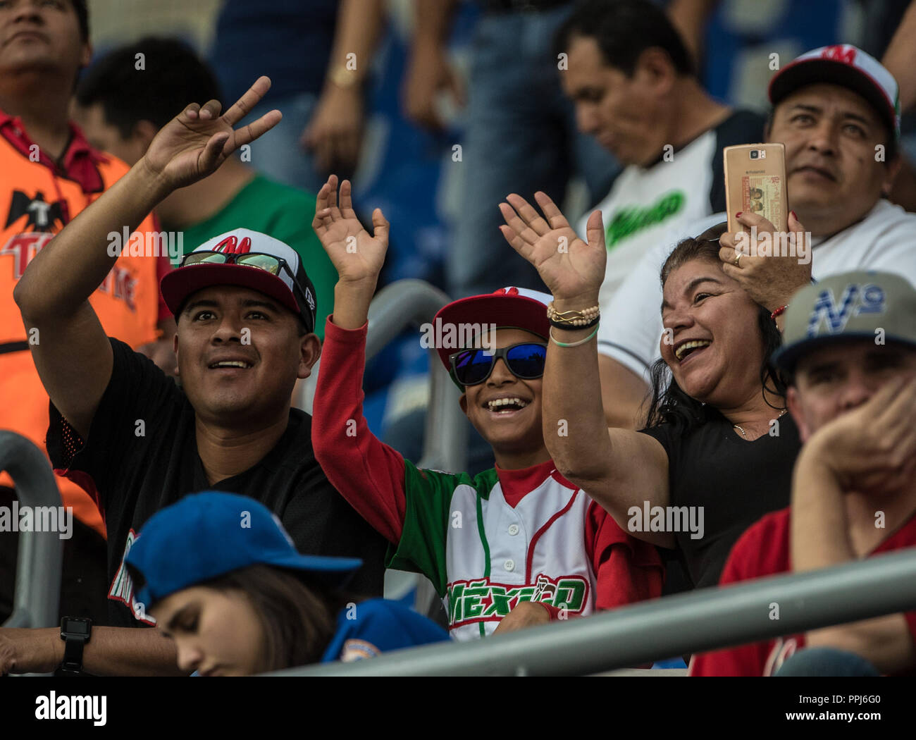 Aficionados mexicanos. Partido de beisbol de la Serie del Caribe con el Encuentro entre los Alazanes de Cuba de Gamma contra los Criollos de Caguas de Banque D'Images