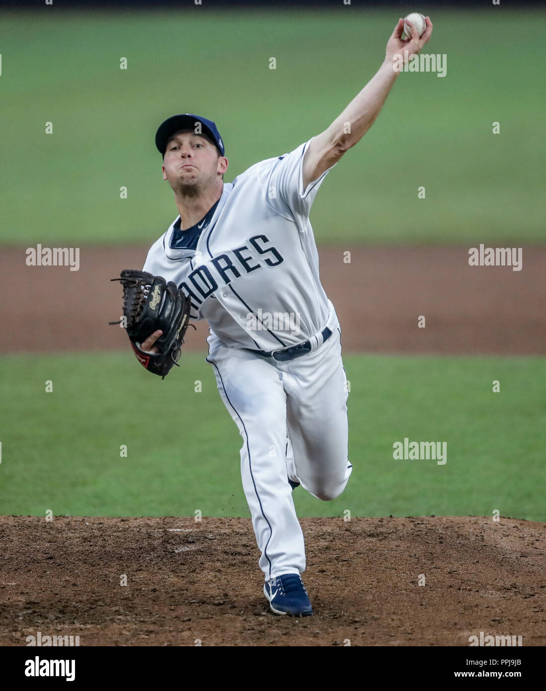 Robbie Erlin. Au cours de l'action de base-ball des Dodgers de Los Angeles, le match contre San Diego Padres, le second jeu de la série de la Ligue Majeure de Baseball en moi Banque D'Images