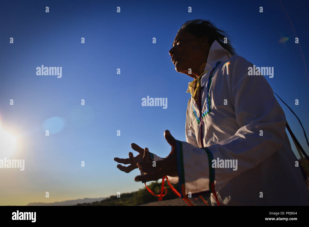Francisco Barnet, chaman de la Seri groupe ethnique, enrichie au El CHAPO dans Comcaa la Nation, Punta Chueca dans le désert de Sonora au Mexique. Rituel, une Banque D'Images