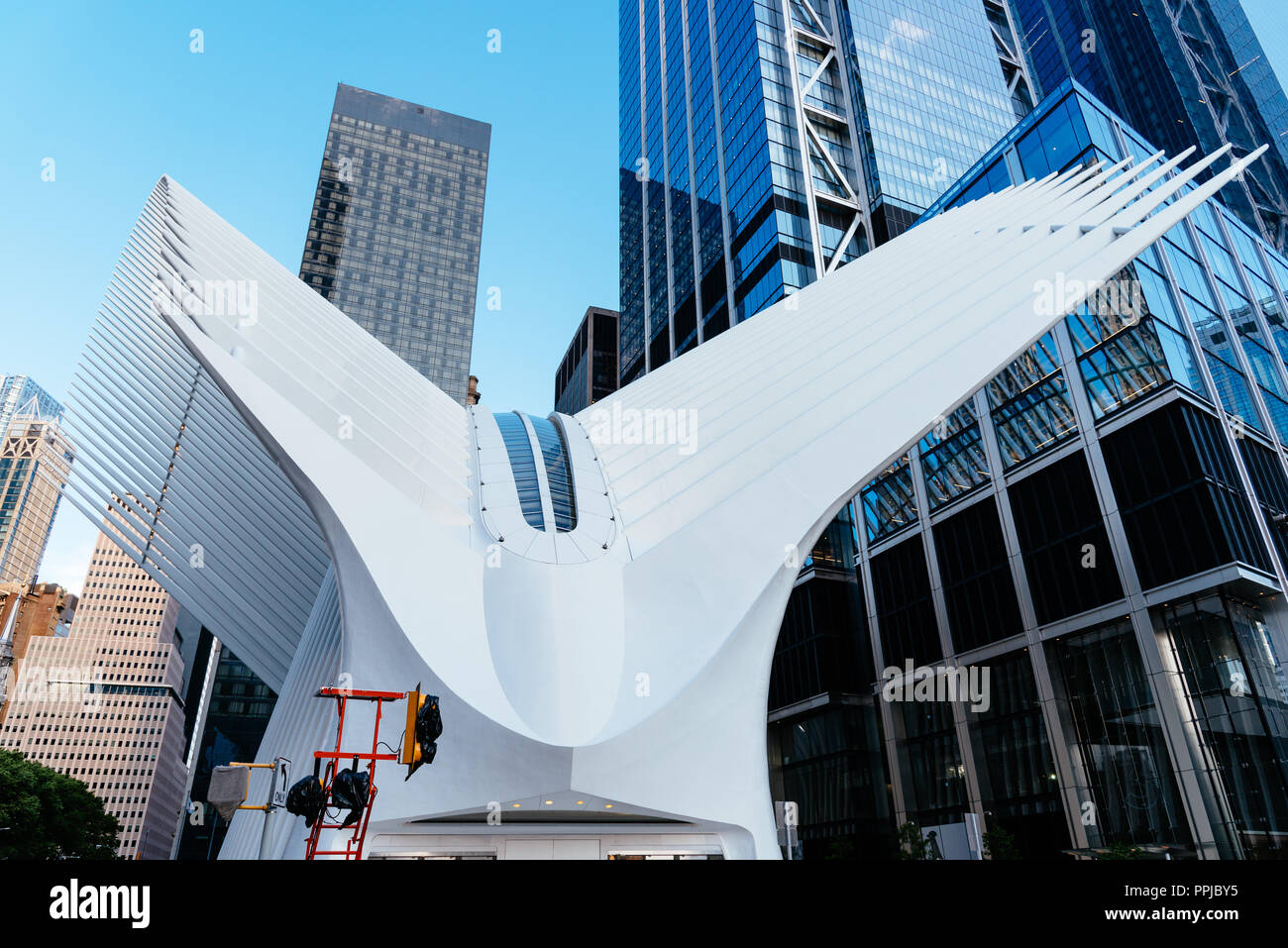 La ville de New York, USA - 20 juin 2018 : vue extérieure du World Trade Center Transportation Hub ou Oculus conçue par Santiago Calatrava architecte à Financ Banque D'Images