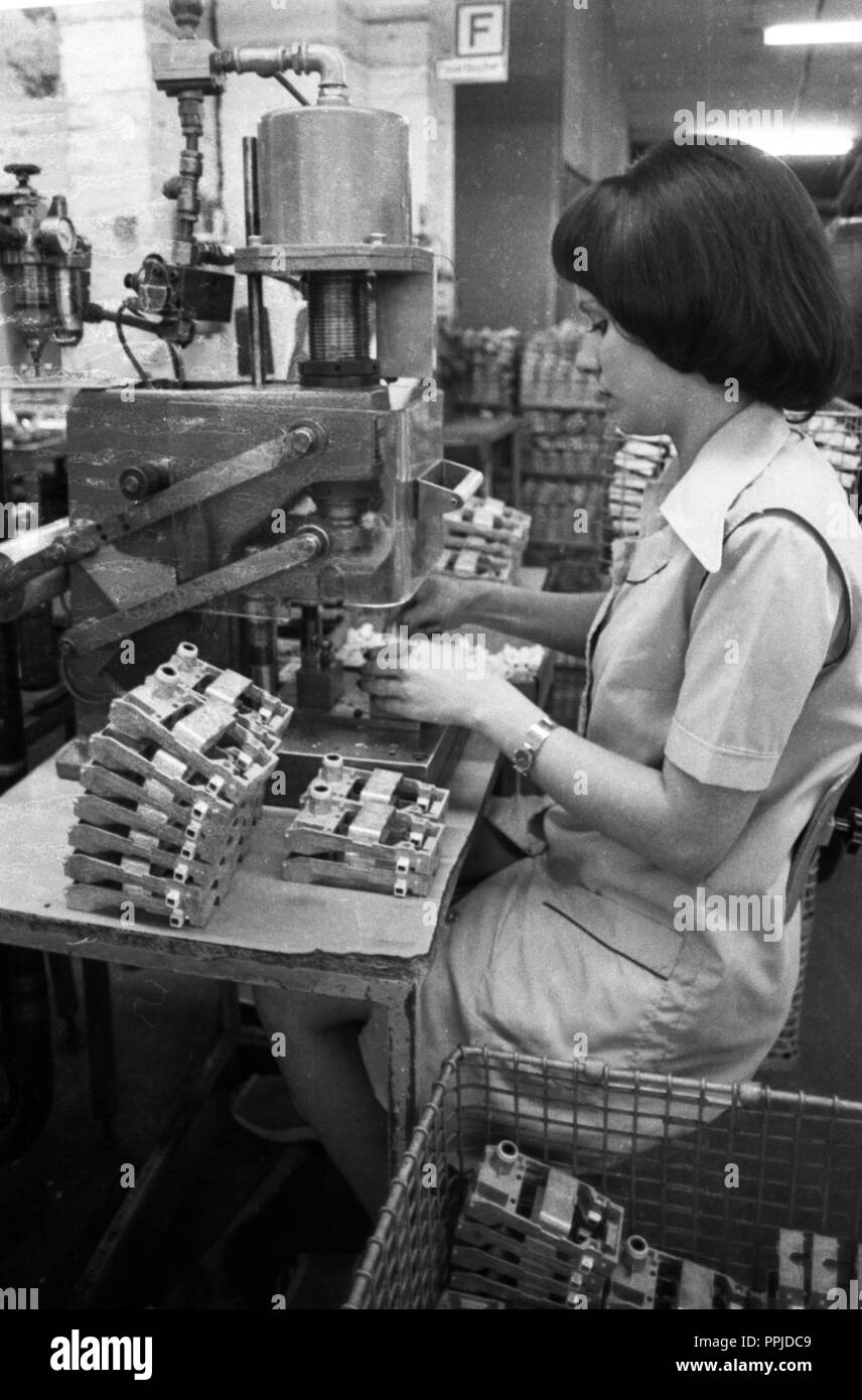Les emplois des femmes à l'équipement fabricant Krups sur 24.06.1975 à Bottrop. Dans le monde d'utilisation | Banque D'Images