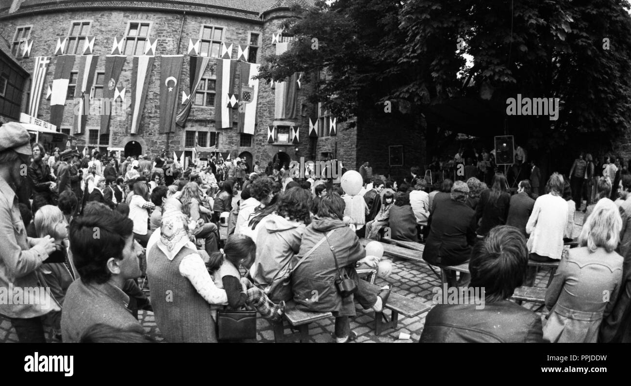 Des discussions, des chants et des danses devrait apporter les sections locales et les migrants plus étroitement ensemble - comme ici au Festival Kemnade le 28 juin 1975 à Bochum. Dans le monde d'utilisation | Banque D'Images