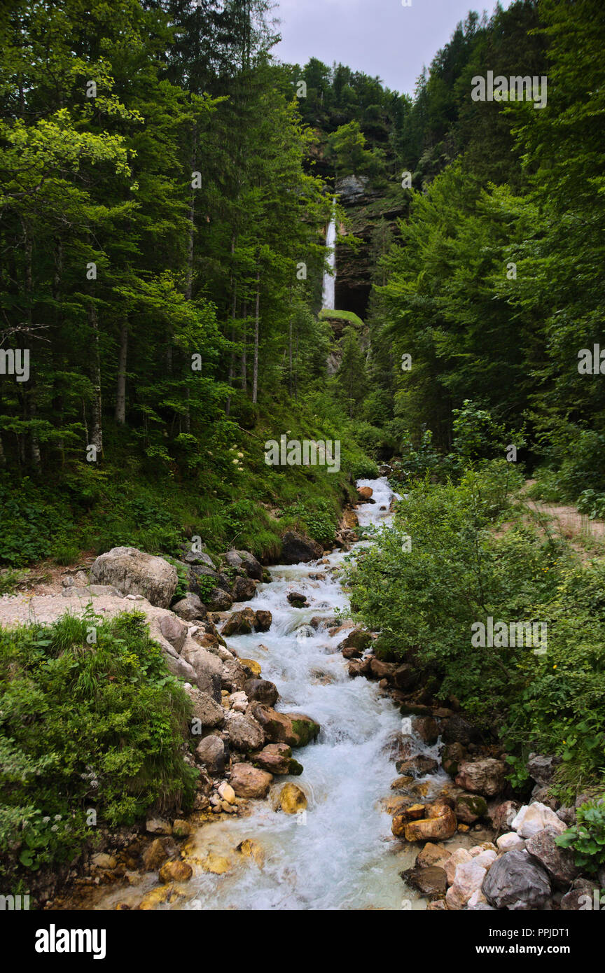 La plus haute cascade de la Slovénie à proximité village - Cascade Peričnik Mojstrana Banque D'Images