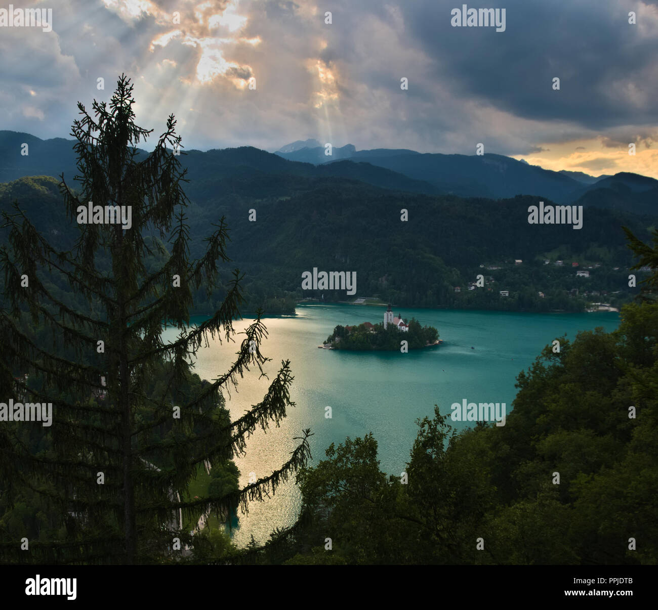 Église de la Mère de Dieu sur le lac de Bled (Slovénie) pendant le coucher du soleil Banque D'Images