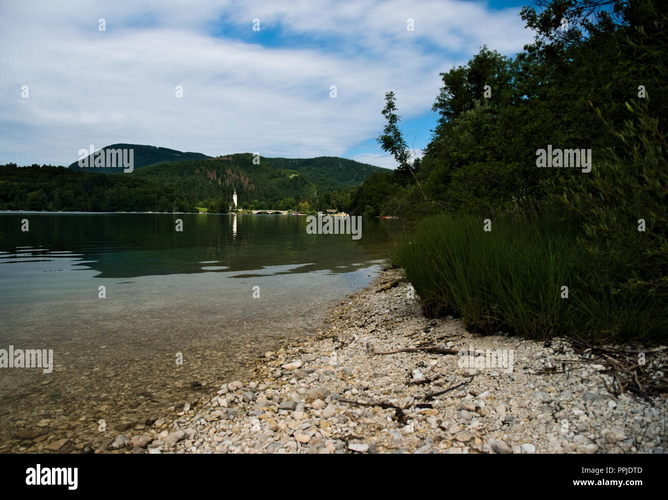 Une belle vue sur le lac de Bohinj, à l'église de Saint Jean Baptiste Banque D'Images