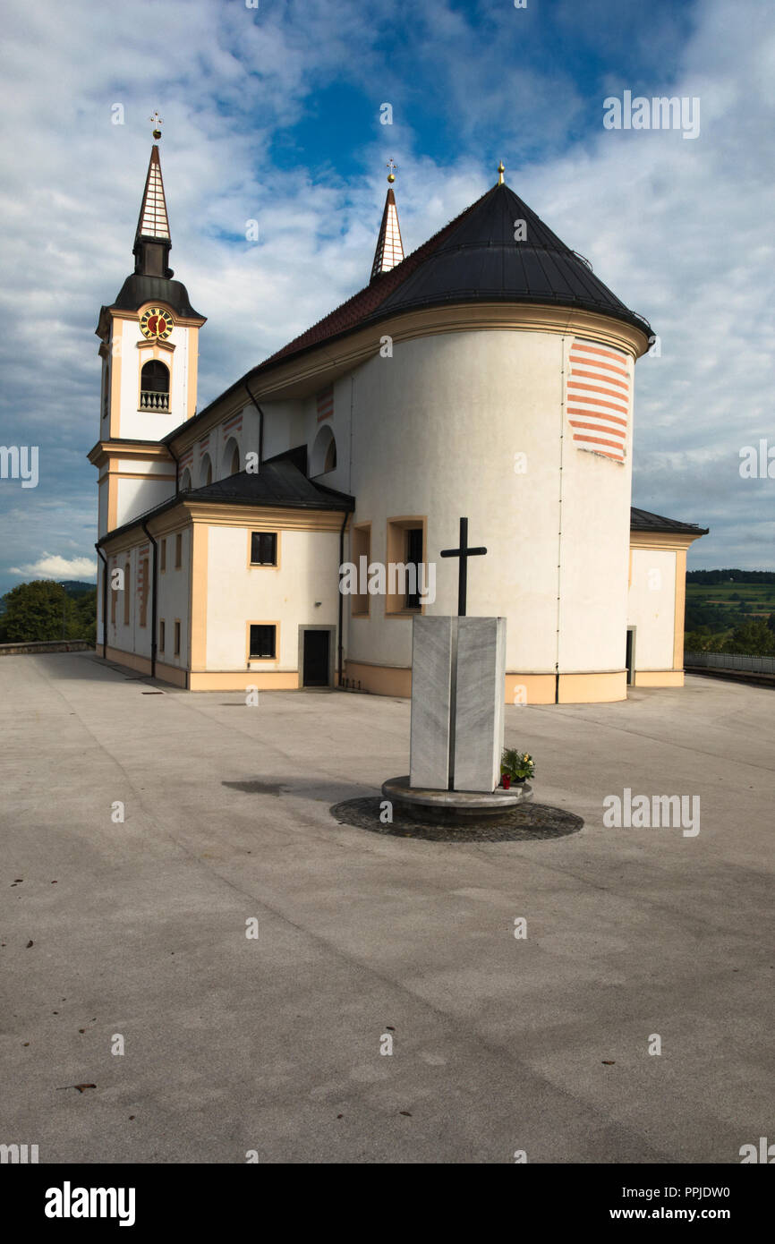 Une vue arrière de l'église baroque de saint Mohor et Saint Fortunatus de Žužemberk, Slovénie Banque D'Images