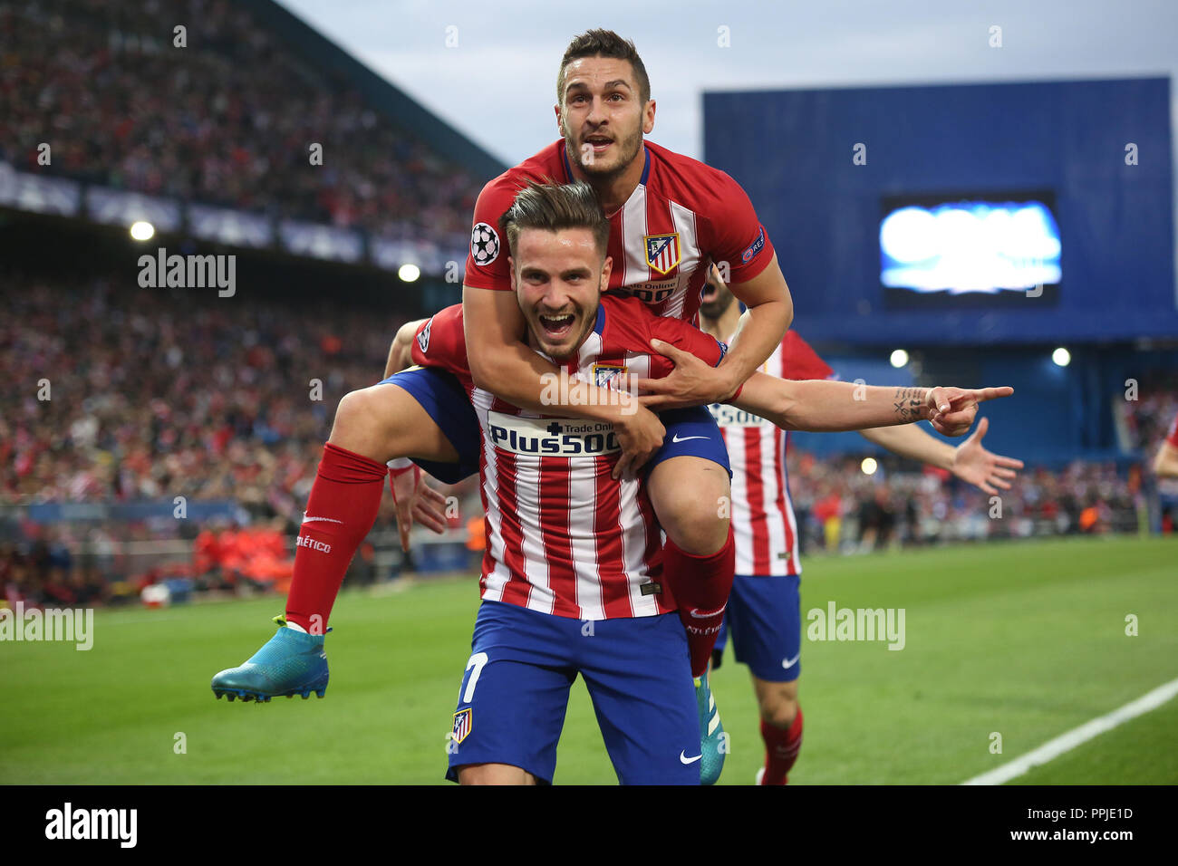 MADRID, ESPAGNE - AVRIL 27 : Saul Niguez de l'Atletico Madrid célèbre avec coéquipiers Antoine Griezmann et Koke comme il marque son premier but. Banque D'Images