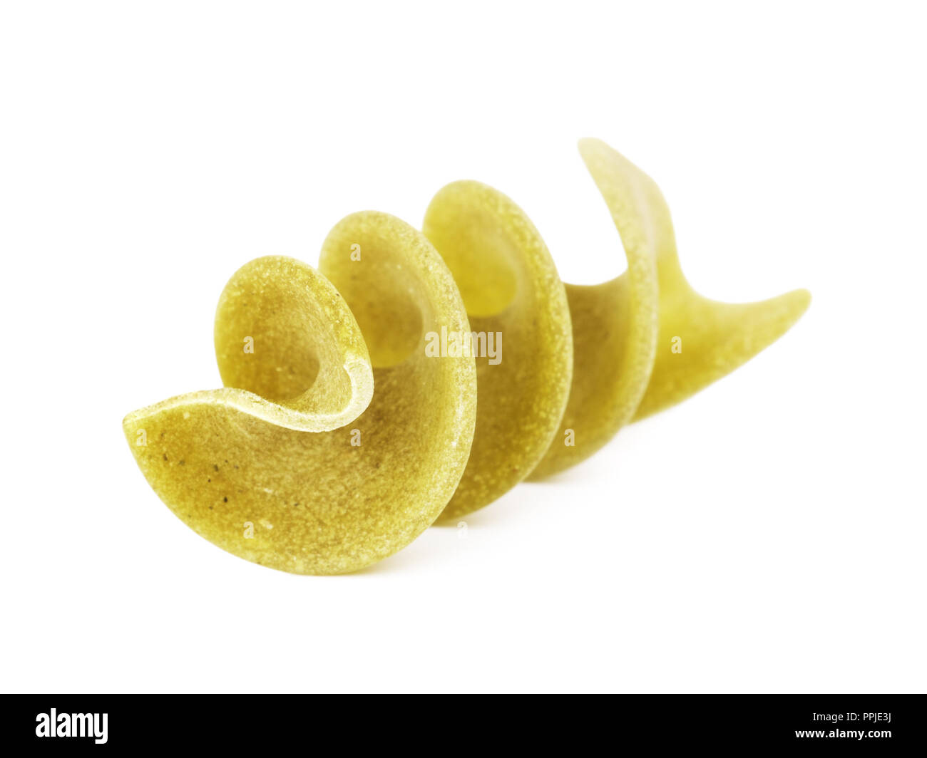 Spirale vert cru des pâtes fusilli, isolated on white Banque D'Images