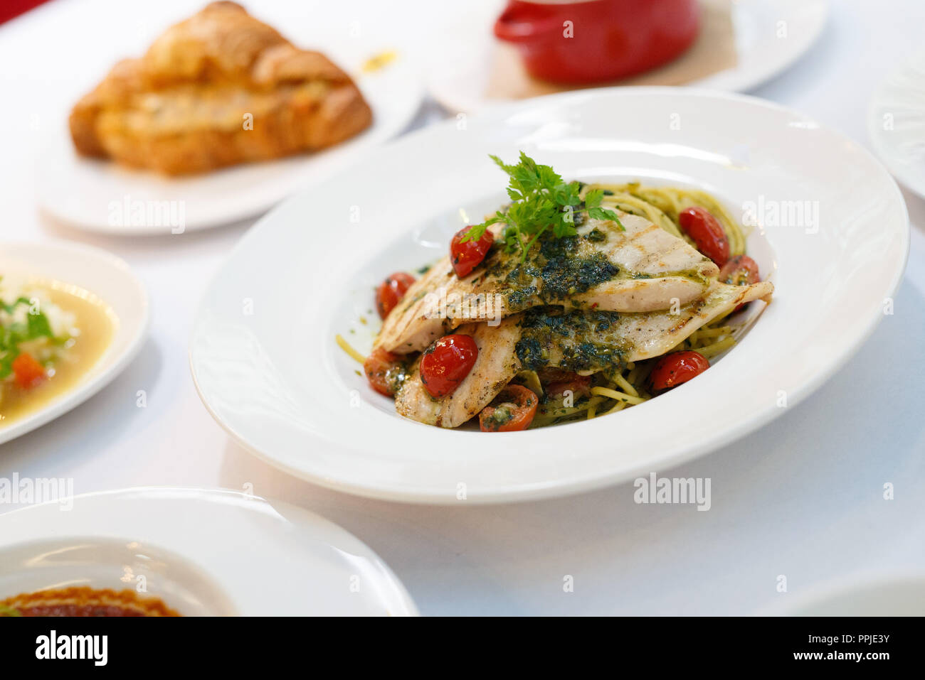 La photographie alimentaire pesto poulet italien lave Banque D'Images