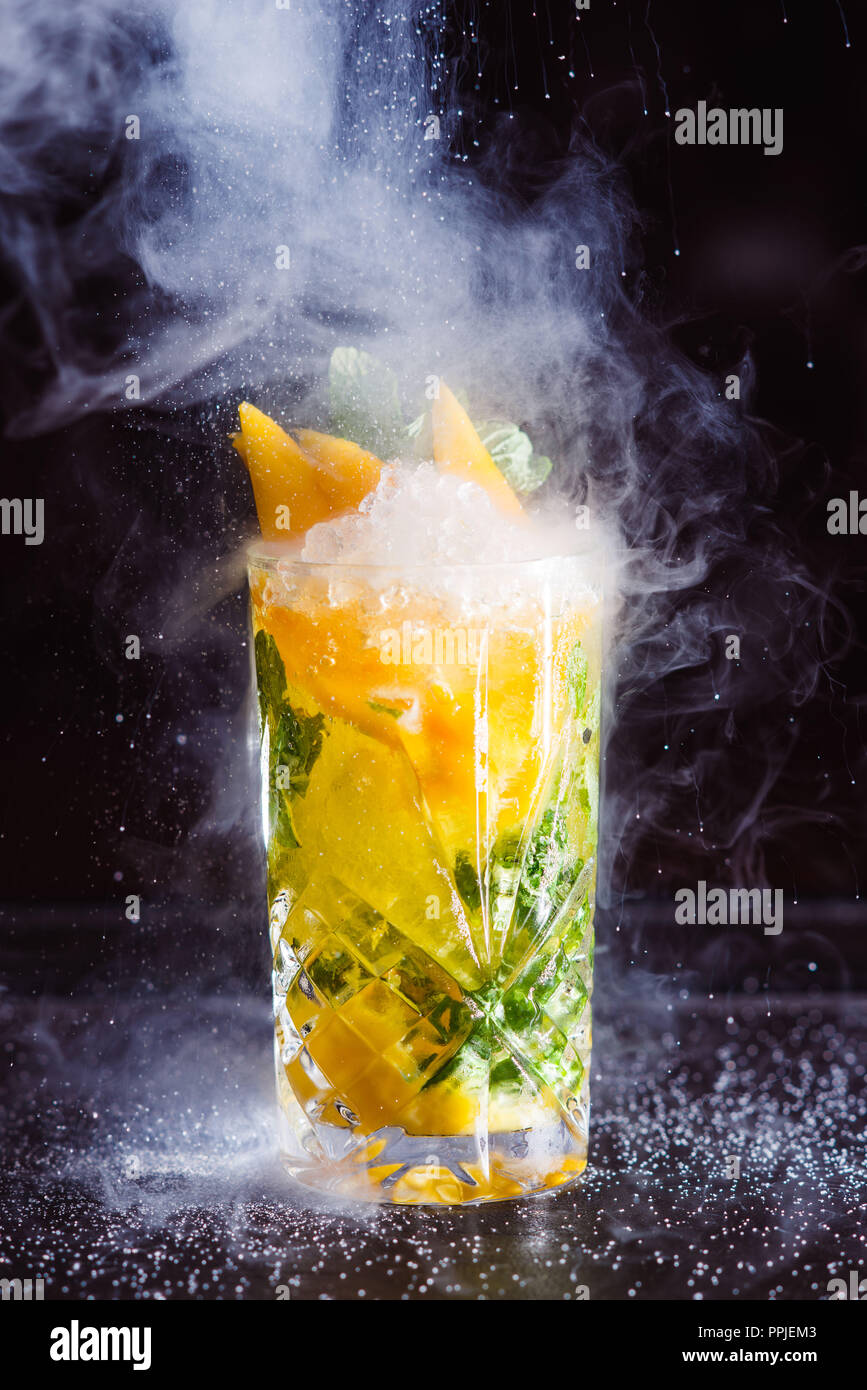 La photographie alimentaire boissons de spécialité close up servi dans des verres de fantaisie Banque D'Images