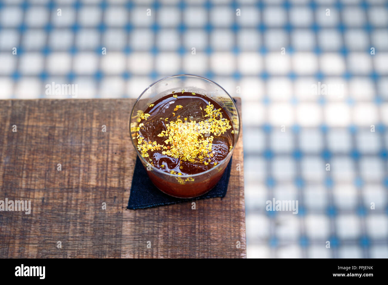 La photographie alimentaire boissons de spécialité close up servi dans des verres de fantaisie Banque D'Images