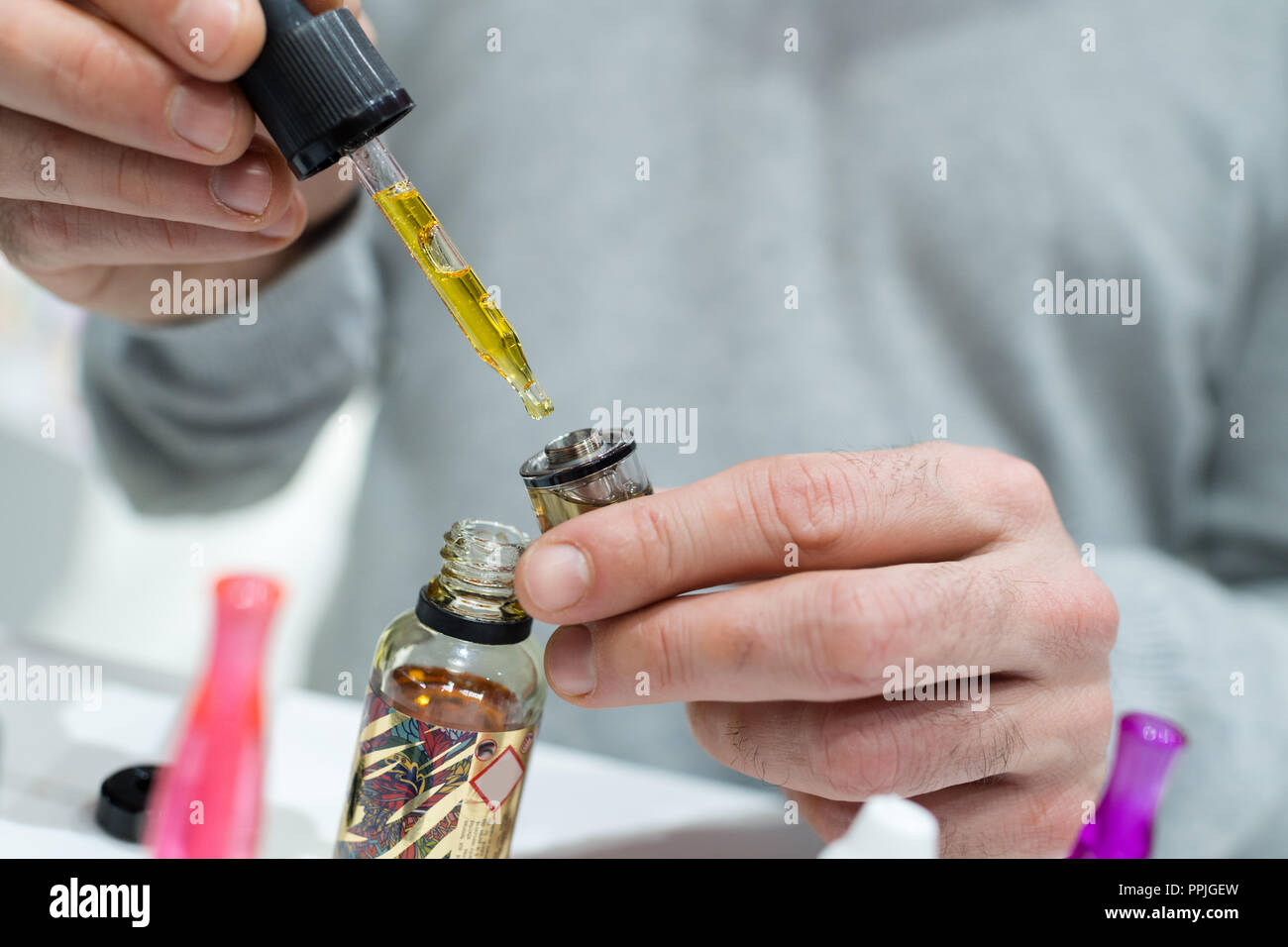 Remplissage d'un cigarette lectronique Photo Stock - Alamy Remplissage d'un cigarette lectronique Photo Stock - Alamy