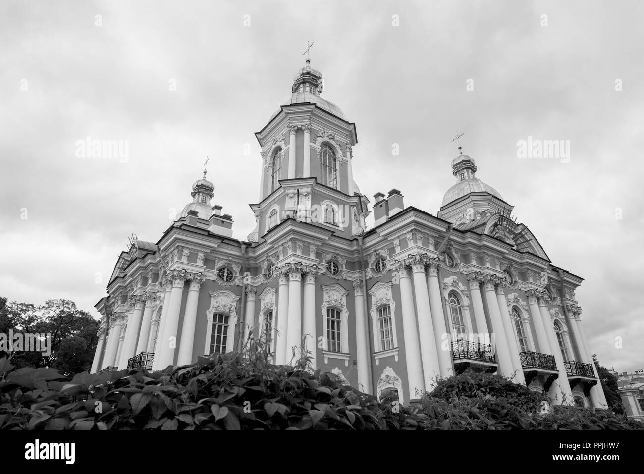 Photo noir et blanc de la belle église de Saint Nicholas, Naval situé à St Petersburg, Russie Banque D'Images