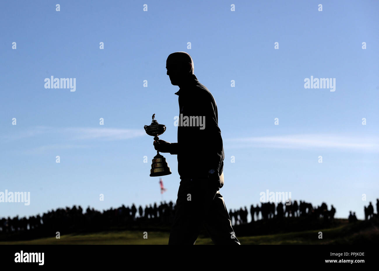 Le capitaine de l'équipe américaine Jim Furyk avec la Ryder Cup pendant la séance photo de l'équipe américaine le troisième jour de la Ryder Cup au Golf National, Saint-Quentin-en-Yvelines, Paris. APPUYEZ SUR ASSOCIATION photo. Date de la photo: Mercredi 26 septembre 2018. Voir PA Story GOLF Ryder. Le crédit photo devrait se lire comme suit : David Davies/PA Wire. Banque D'Images