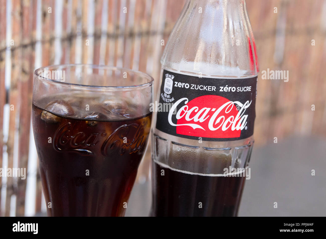 Combien De Sucre Dans Une Bouteille De Coca 2l Coca cola sans sucre Banque de photographies et d’images à haute