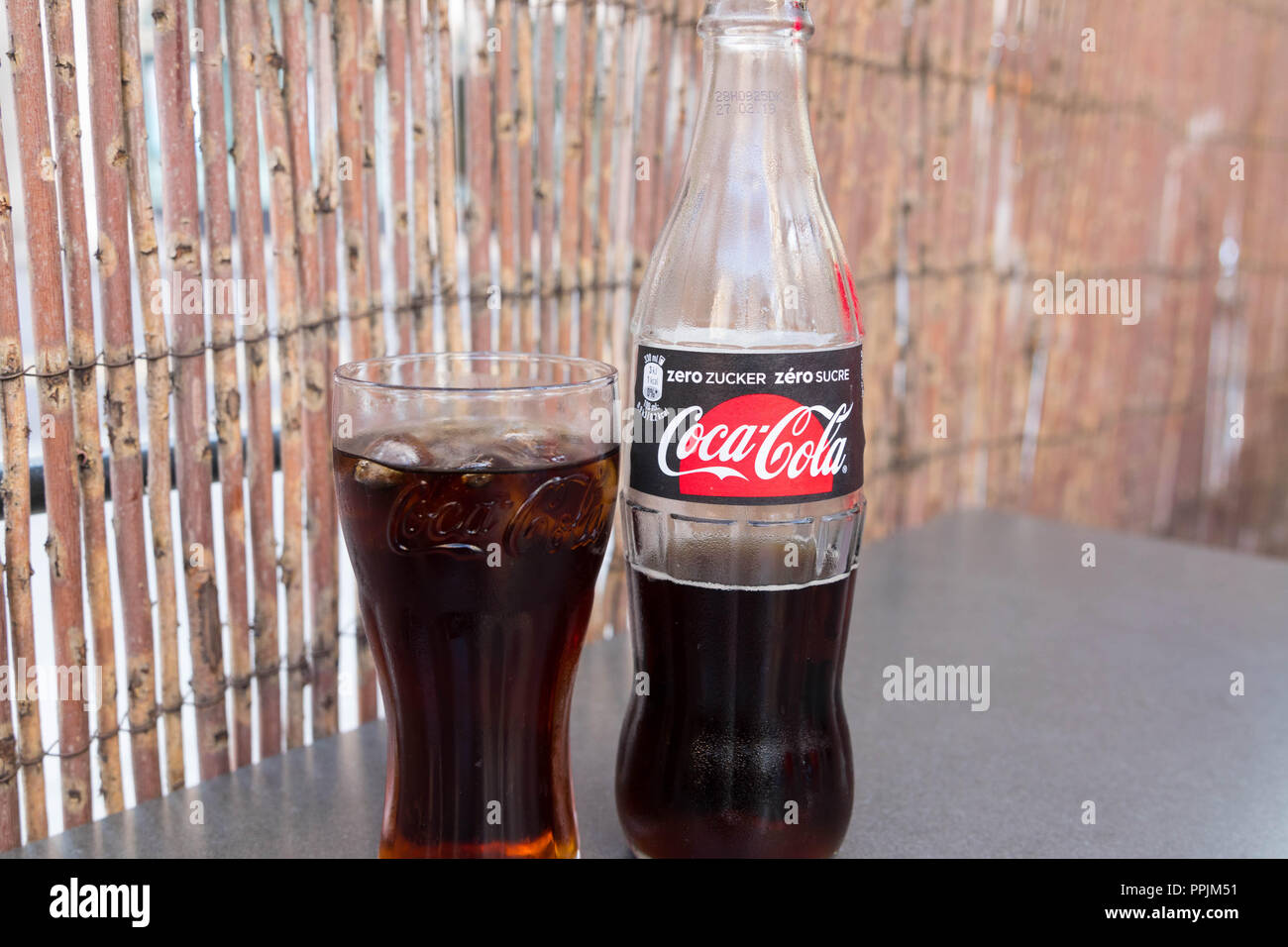 Bouteille en verre de Coca Cola Zero sucre Soda sans sucre Photo Stock -  Alamy