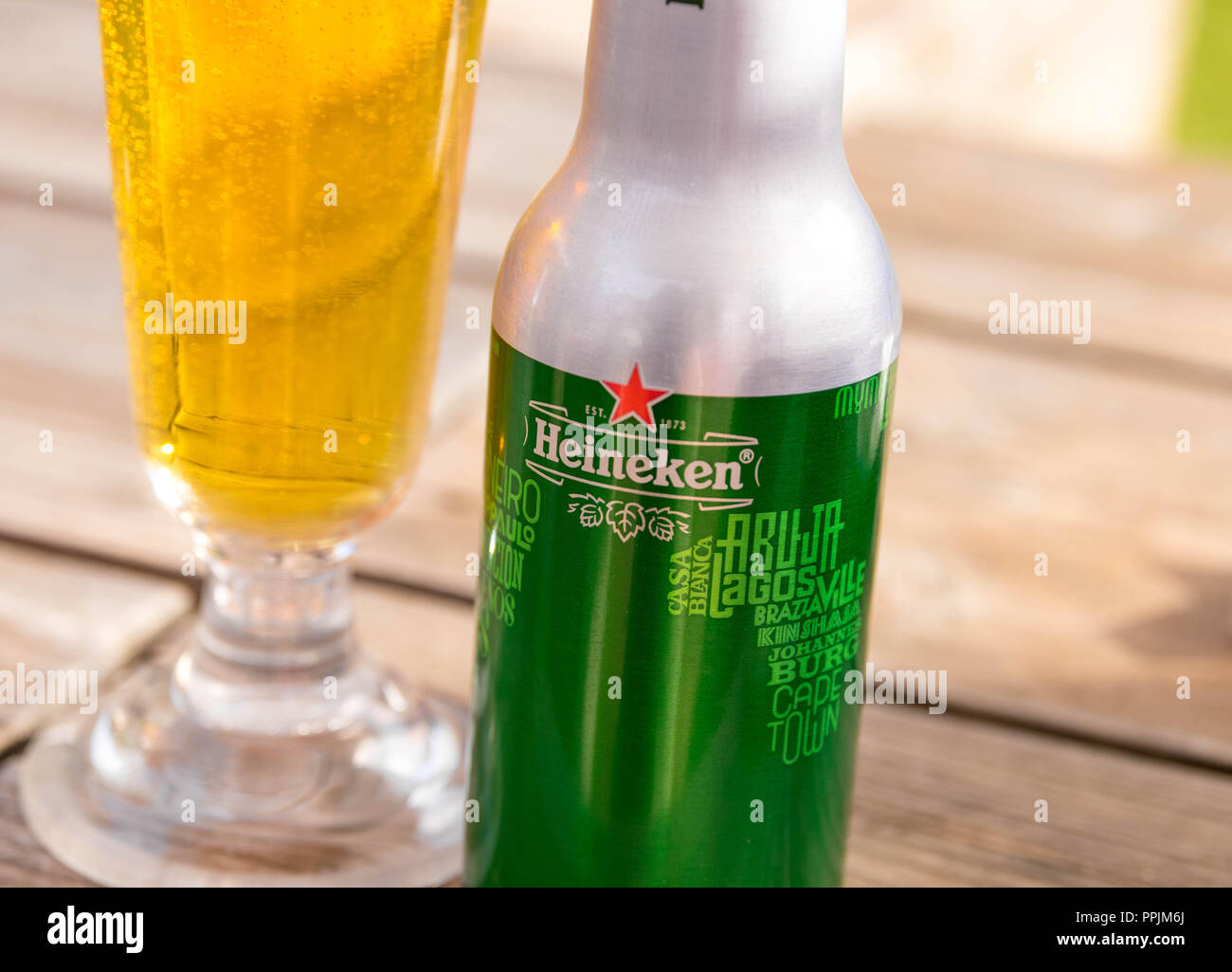 La bière Heineken brassée recyclé bouteille d'aluminium Photo Stock - Alamy