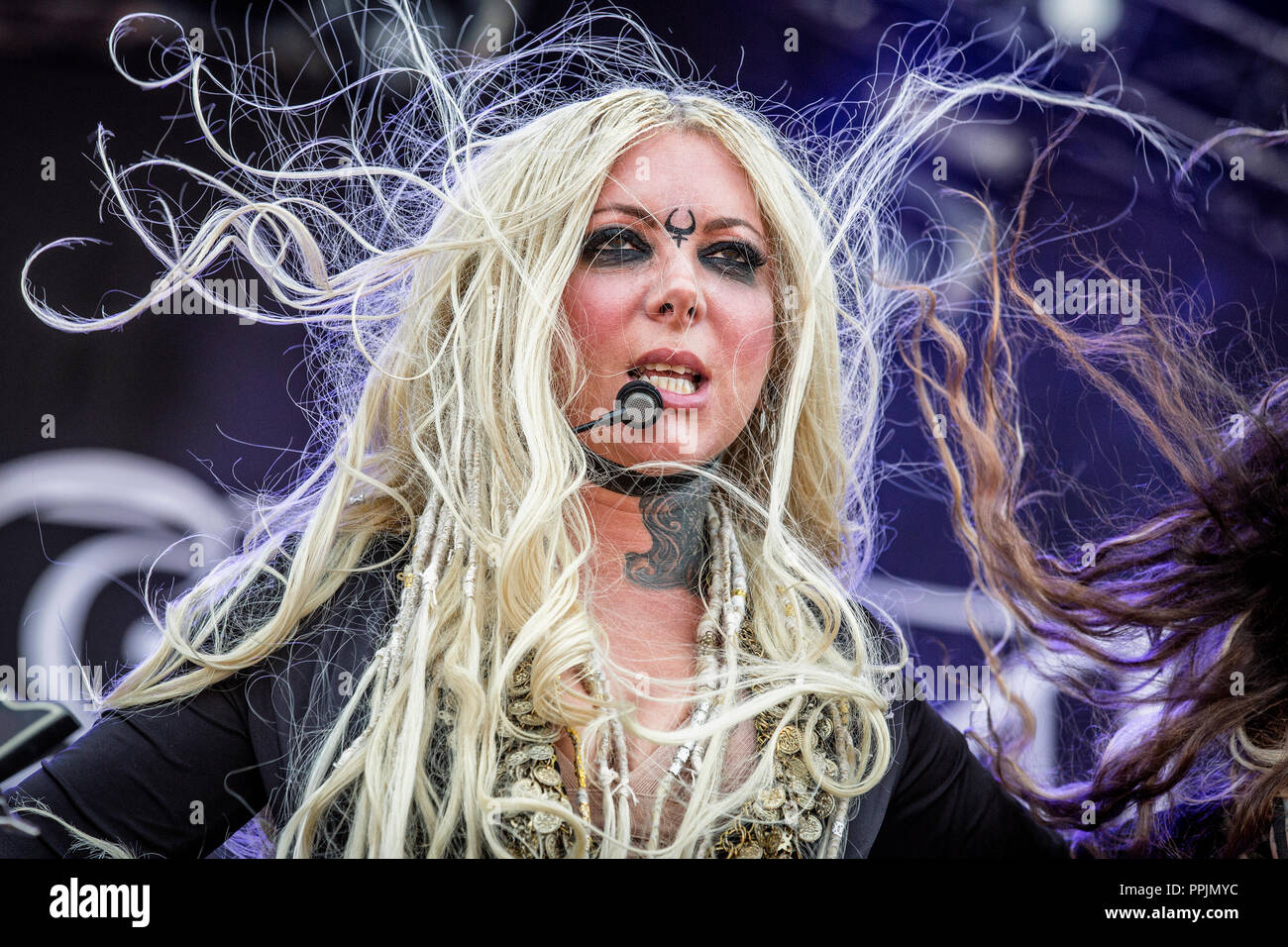 La Suède, Solvesborg - 07 juin, 2018. Le groupe de heavy metal américain en ce moment effectue un concert live au cours de la fête de la musique suédoise Sweden Rock Festival 2018. Ici le chanteur et/femme Maria Brink est vu sur scène. (Photo crédit : Gonzales Photo - Terje Dokken). Banque D'Images