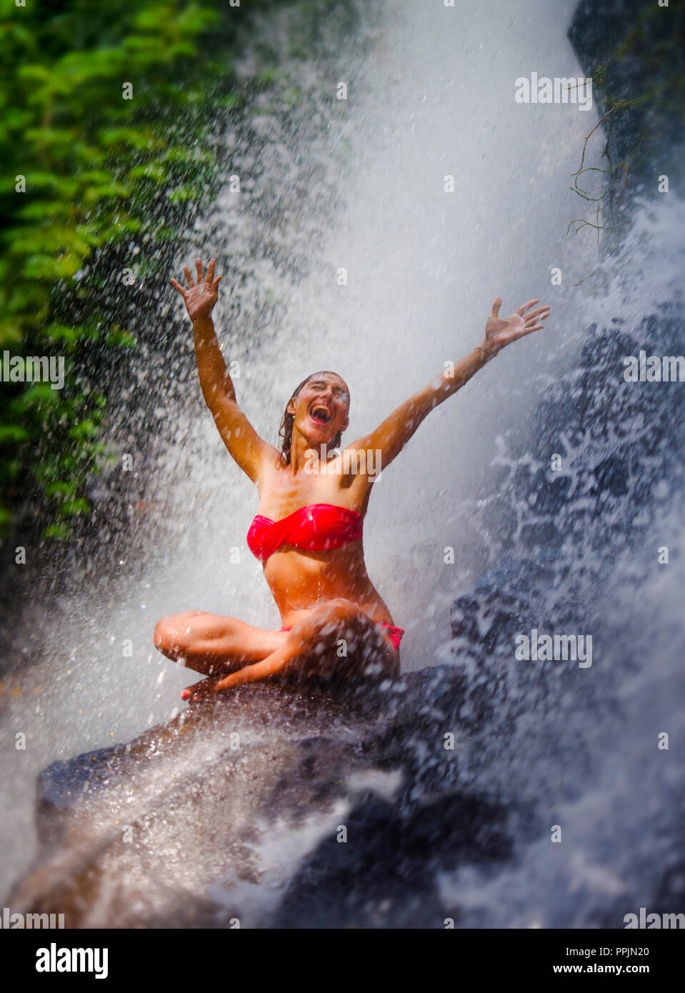 Jeune et Jolie femme heureuse avec fit pratiquer le yoga du corps sous  humide tropical paradise cascade stream crier excité avec bras ouverts  Photo Stock - Alamy