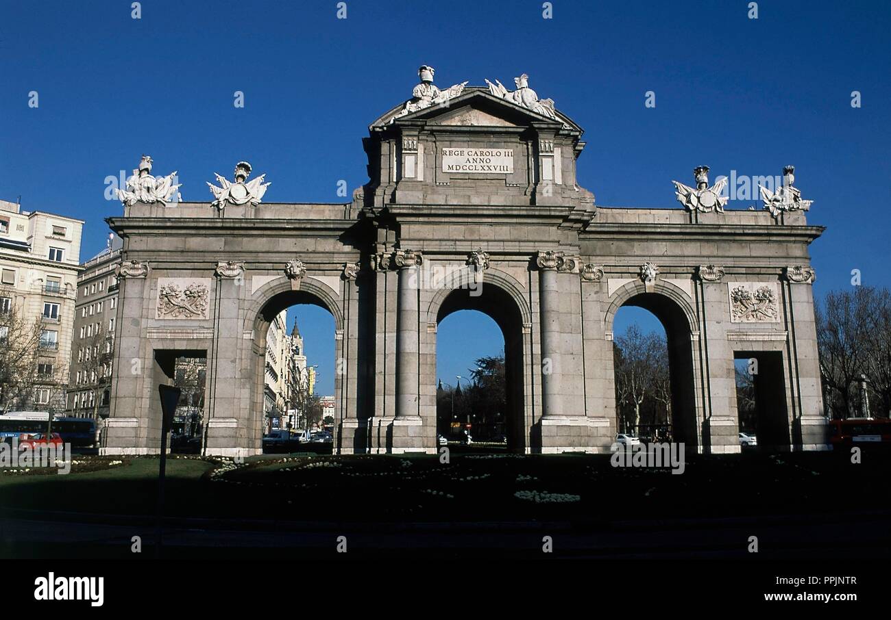 EN 1778 CONSTRUIDA MONUMENTAL PUERTA PARA CONMEMORAR LA ENTRADA EN MADRID DE CARLOS III. Auteur : Francesco Sabatini. Emplacement : Puerta de Alcala. L'ESPAGNE. Banque D'Images