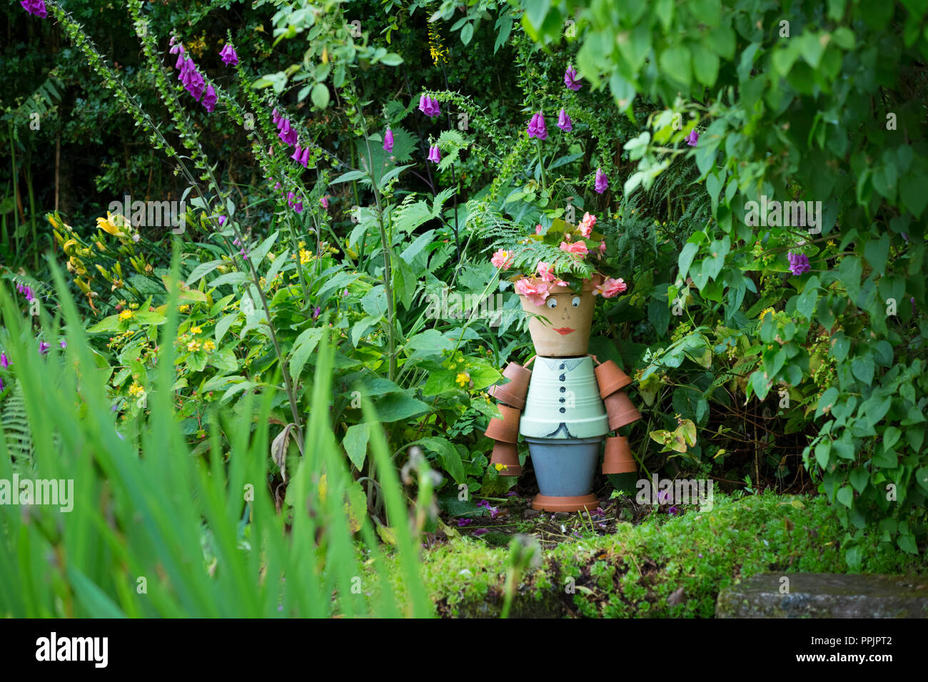 Pot de fleur l'homme a fait à partir de pots en terre cuite. Banque D'Images